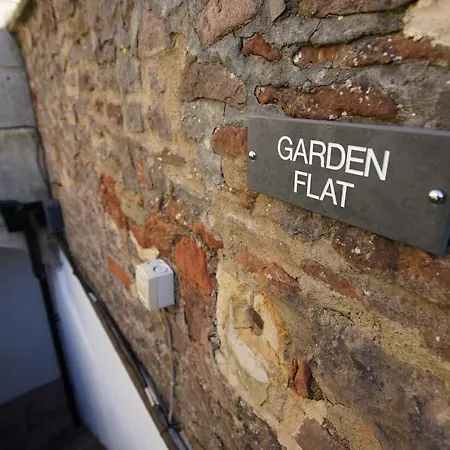 Quiet & Secluded Garden In Heart Of Clifton Apartment *